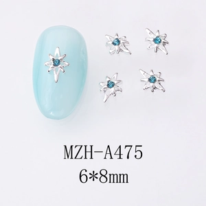 Détail de bijoux d'ongles étoile en alliage argenté avec strass bleu central, taille 6x8 mm