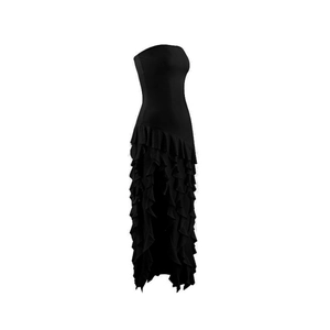 Détail de robe bustier noire élégante avec ourlet à volants et fente latérale fluide