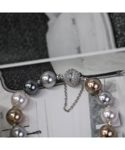Détail du collier de perles mixtes avec fermoir magnétique à boule étincelante