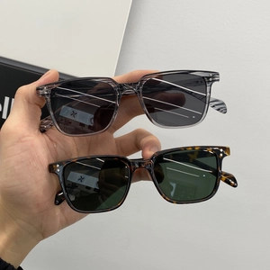 Lunettes de soleil rétro carrées pour femmes en gris et motif écaille de tortue