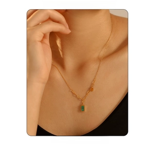 Primer plano de collar chapado en oro de 18K con colgante cuadrado verde malaquita en modelo