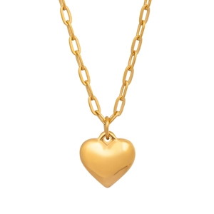 Détail d'un pendentif cœur doré avec chaîne à gros maillons et finition polie brillante