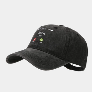 Détail du graphisme Jesus Calling sur une casquette de baseball en coton noir délavé