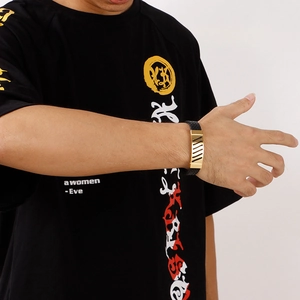 Detailansicht eines geflochtenen Lederarmbands mit schwarz-goldener Edelstahlschließe