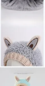 Vue détaillée de la texture pelucheuse des oreilles de lapin sur le bonnet d'hiver