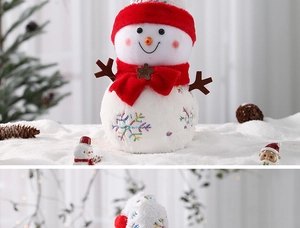 Dettaglio di un pupazzo di neve di peluche con sciarpa rossa e stella di benvenuto
