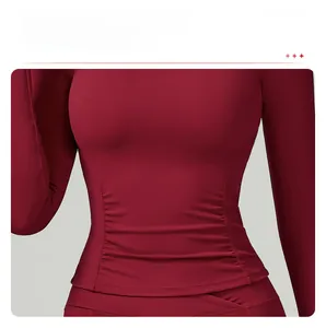 Détail du haut de yoga bordeaux avec plis latéraux amincissants et texture de tissu premium
