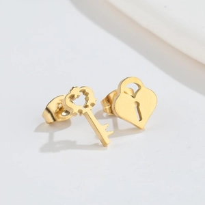 Minimalistische goldene Ohrstecker mit Herzschloss und Schlüssel aus poliertem Edelstahl