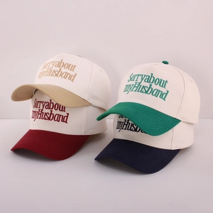 Detailansicht der Bestickung auf Trucker Caps in Kontrastfarben mit lustigem Spruch
