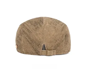 Détail arrière de la casquette plate marron vintage avec boucle réglable en bronze antique