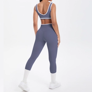 Detailansicht des Cross-Back-Designs und der Kontrastnähte am blauen Yoga-Set