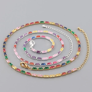 Vue détaillée de colliers en zircon coloré avec fermoir mousqueton et chaîne réglable