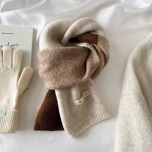 Mise à plat d'une écharpe en maille bicolore beige et marron avec gants assortis