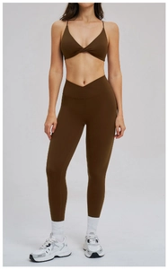 Dettaglio del set yoga marrone con leggings a vita a V e reggiseno sportivo incrociato