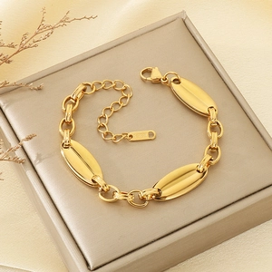 Detailaufnahme des vergoldeten Edelstahl-Armbands mit Stern- und Mondanhängern