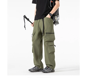 Dettaglio dei pantaloni cargo verde militare con tasche utili e cintura in nastro nera