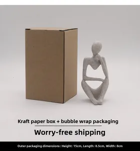 Vue détaillée de la statue de penseur de yoga abstrait et de son emballage en carton kraft