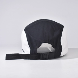 Verstellbarer Riemen und Stickerei auf der schwarz-weißen 5-Panel Baseball-Mütze