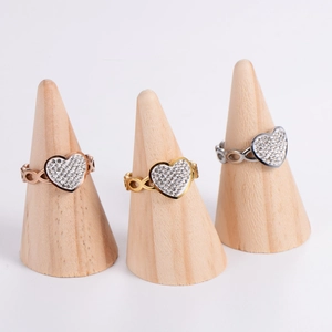 Anelli a cuore infinito in oro, oro rosa e argento con pietre brillanti su coni in legno