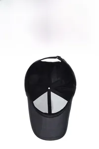 Détail de l'intérieur d'une casquette noire avec maille respirante et boucle en métal