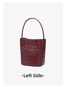 Vue latérale du sac seau bordeaux tressé à la main montrant la texture du cuir premium