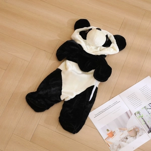 Barboteuse panda en peluche pour bébé en flanelle noire et blanche sur parquet