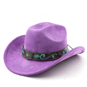Détail du chapeau de cowboy violet en daim avec bandeau en cuir brodé et boucle papillon