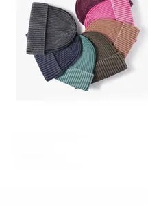 Detail der Stricktextur und Farbvielfalt von Unisex dicken Winter-Strickmützen