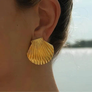 Chic 18K gold plated stainless steel seashell drop earrings for a trendy beach style