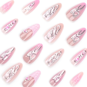 Faux ongles roses français avec nœuds argentés 3D et perles en forme d'amande