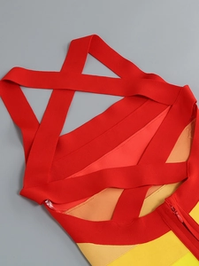 Détail de la robe bandage rouge et orange avec bretelles croisées et fermeture éclair invisible