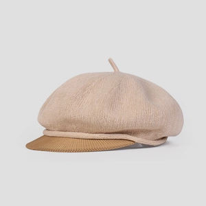 Gros plan d'un béret en maille bicolore beige et marron avec des détails de tissage texturé