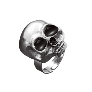 Gothic schedel ring in antiek zilveren afwerking met zwarte ogen en open verstelbare band