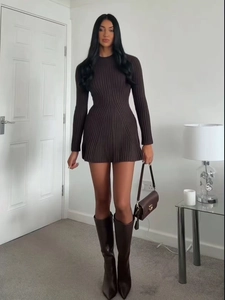 Détail de la texture de robe en maille côtelée marron foncé avec coupe slim et manches