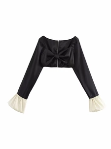 Detail von Satin-Crop-Top mit großer Schleife, Kontrastärmeln und vorderem Reißverschluss