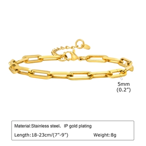 Detail of 5mm 18K gold-plated stainless steel paperclip chain bracelet with lobster clasp