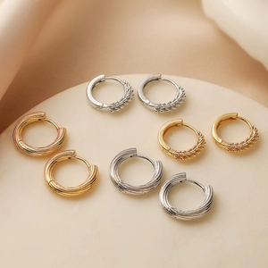 Set aus 4 Paar Gold- und Silber-Creolen mit gedrehten und geflochtenen Texturen