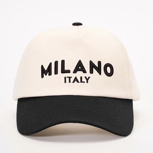 Detailansicht der MILANO ITALY Bestickung auf einer zweifarbigen Baseballkappe