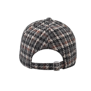 Détail d'une casquette en laine pied-de-poule avec boucle métallique réglable