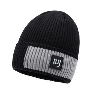 Herren Winter Strickmütze in Schwarz und Grau mit 'ny' Patch für Outdoor Aktivitäten
