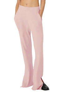 Dettaglio dei pantaloni rosa a gamba larga a vita alta a coste con spacco laterale fluido