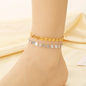 Bracelet de cheville double couche minimaliste avec disques en or et argent sur mannequin