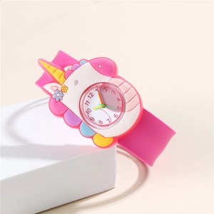 Détail de la montre licorne en silicone rose avec design 3D et chiffres arabes clairs