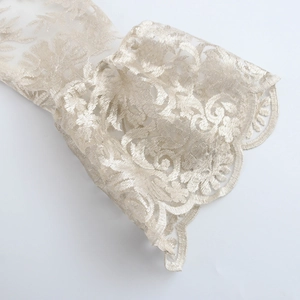 Abito in pizzo champagne con ricami floreali intricati ed eleganti maniche a campana