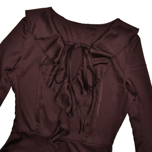 Détail du dos d'une robe en satin bordeaux avec volants et fermeture à lacets