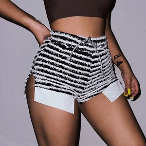 Gros plan sur un short rayé noir et blanc avec cordon de serrage et détails frangés