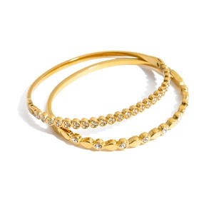 Ensemble de deux bracelets en acier plaqué or avec strass blancs et motif de cœur