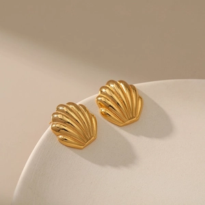 Vista macro di orecchini geometrici a forma di conchiglia placcati in oro 18 carati