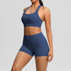 Detailansicht des dunkelblauen Yoga-Sets mit High-Waist-Shorts und Sport-BH