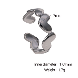 Vue détaillée bague cœur argentée ajustable de 7mm de large et 17,4mm de diamètre